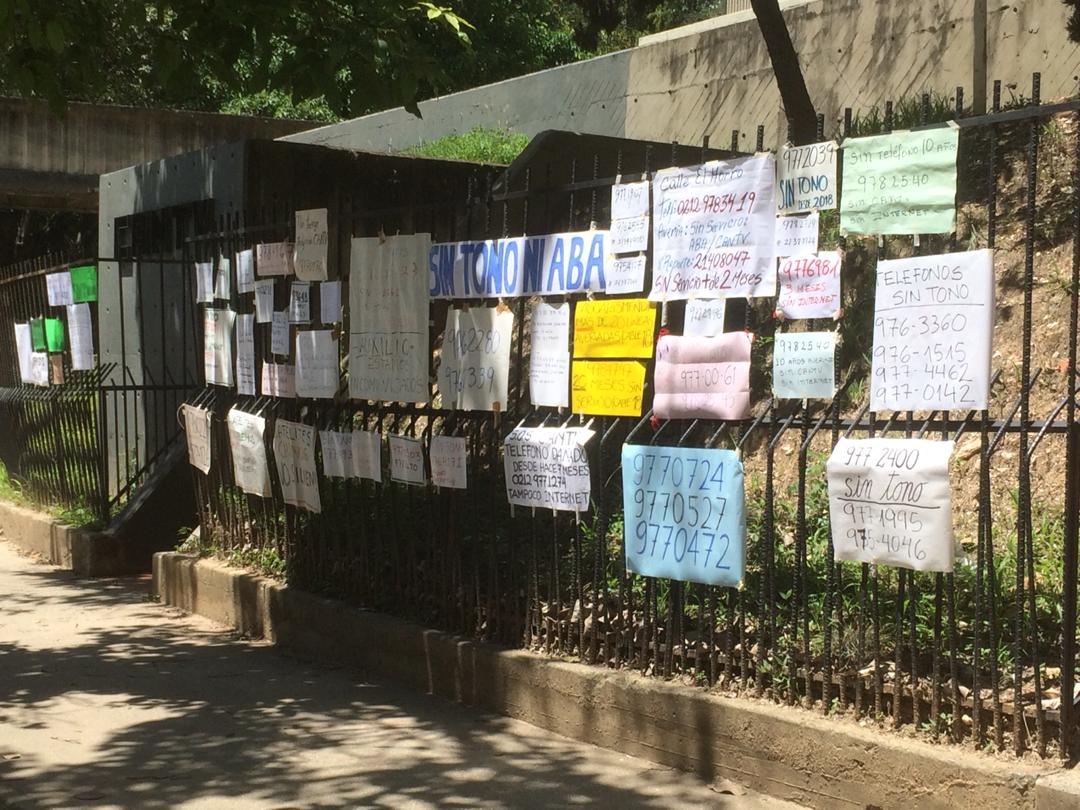 asopraes's tweet photo. Miles de suscriptores incomunicados por CANTV y empleados de Ctral Francisco Salias arrancaron denuncias pegadas en fachada. Si no hay "sistema" para reportar, no reparan? Hasta cuándo esperamos? @Compuapex @salaprensaCantv Quién responde? https://t.co/FWaqYDGHZB