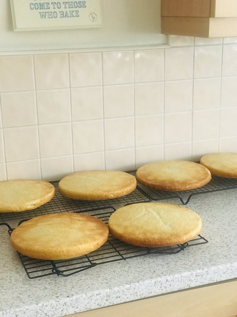 BanwaitRosy's tweet photo. Full on action doing all my baking. Just an anniversary cake to do ๐
๐ฝโโ๏ธ this is how I roll #QueenOf #SmartSocial #bakinginprogress #traybakes #cupcakes #celebrationcakes #workinprogress #lovebaking #myhappyplace ๐๐๐๐๐ฝ https://t.co/dOKXHV0Ukv