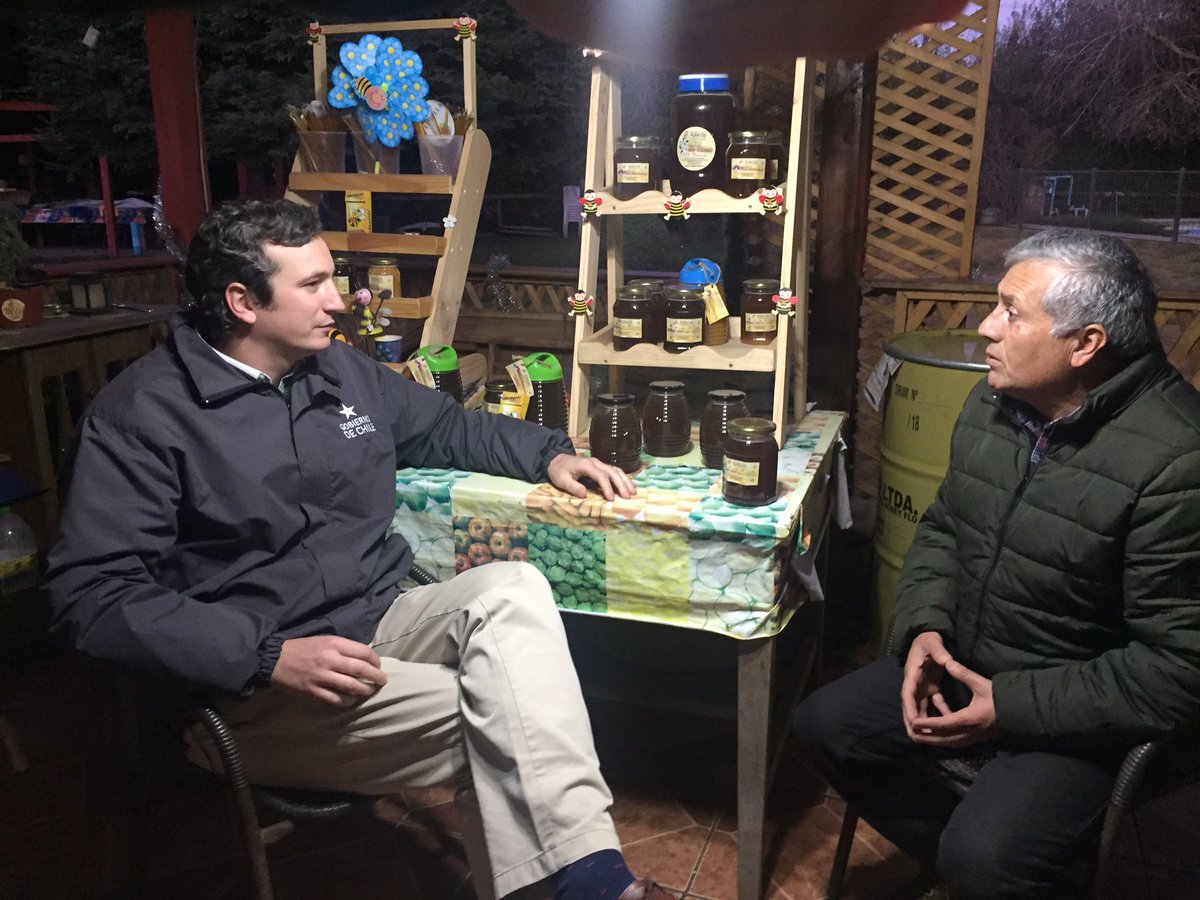 En el marco de la #SemanaDeLaMiel,     el @MinagriRM se reunió con John Hernández, presidente de Redamonte, para hablar sobre distintos temas, como la #FiestaDeLaMiel, que se realizará en El Monte, del 30 de agosto al 1 de septiembre, así como la producción apícola en la zona.
