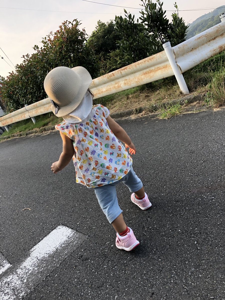 うみうし ミシン楽しくて毎日寝不足 最近はハンカチで子供服作ってるんだけど端の処理少ないし薄いから涼しいし汗吸うしすぐ乾くしで夏にもってこい でもやっぱりケーキ作りたい