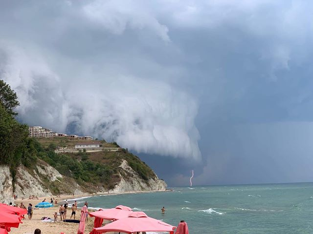 severeweatherEU's tweet photo. Impressively structured storm near Varna, Bulgaria on August 3rd! Photo: Daniel Rangelova / Meteo Balkans https://t.co/kjYXzQ440p