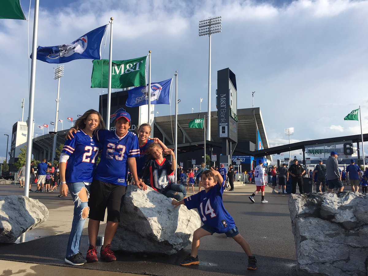 Everything important to me in world summed up in one picture! Oh... and my family is in it too! #kidding #gobills