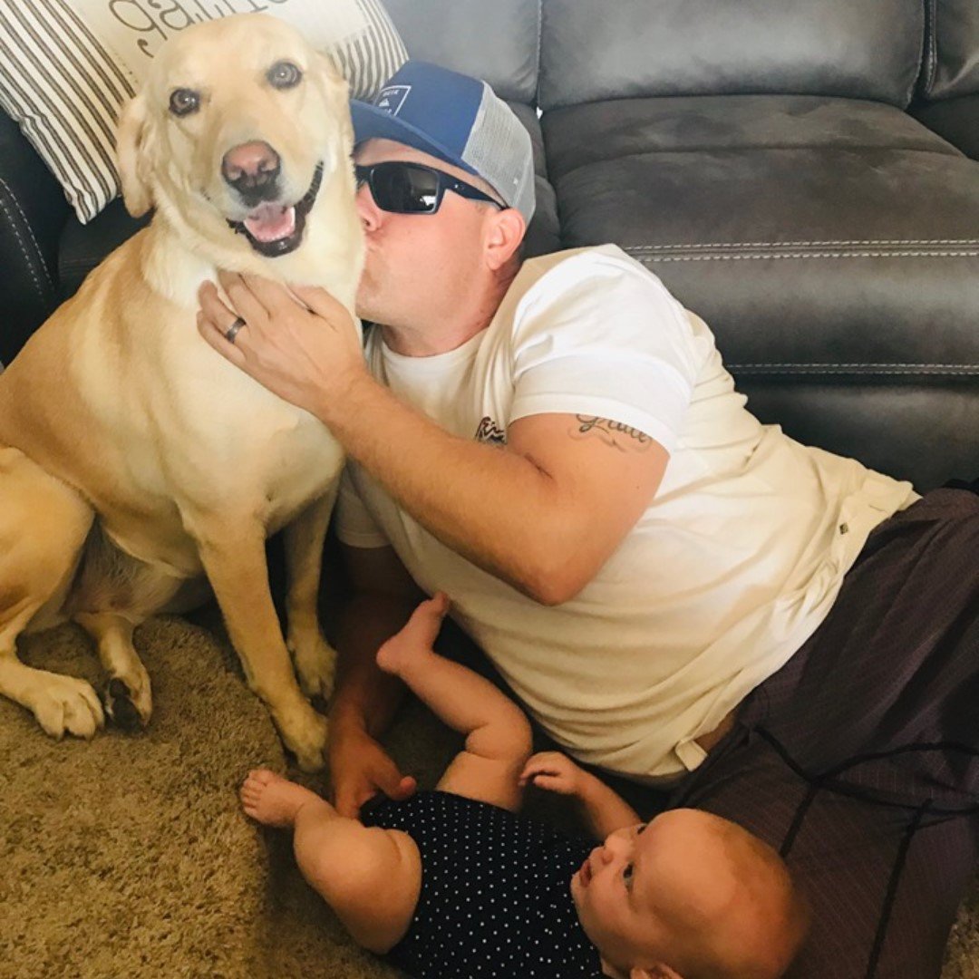 DLRR's tweet photo. DLRR alumni Mia had her family send in this adorable photo. She wants everyone to know that she's doing great, and that she has her forever family wrapped around her little paw. Lucky girl, lucky family! #labsofinsta #rescuelabradors #rescuelabsofaz @DLRR https://t.co/qVNTUKGads