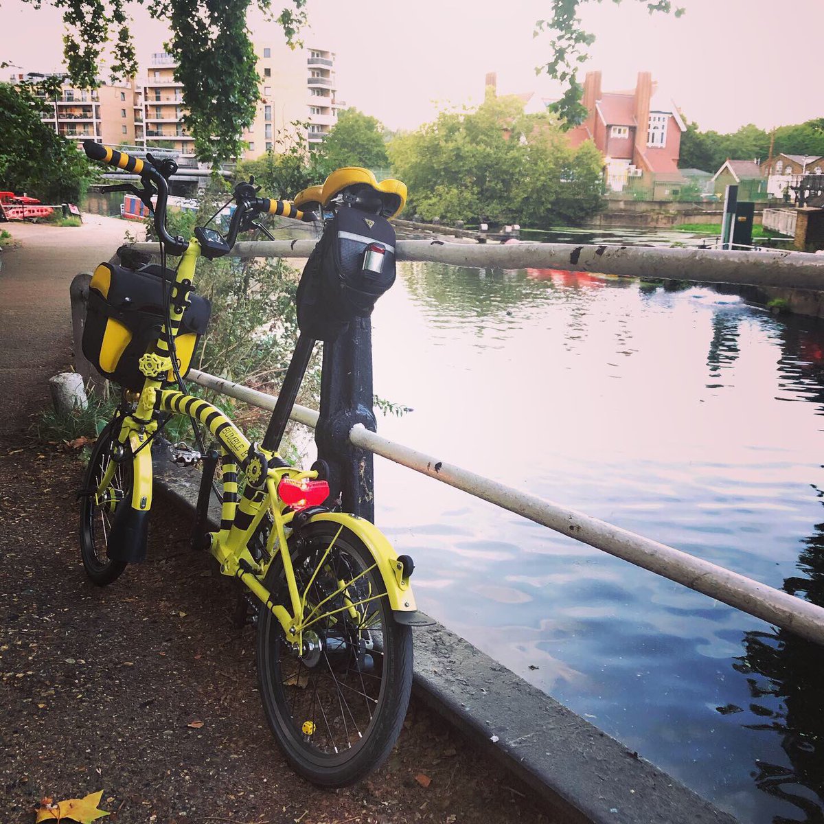 BromptonBumbleB's tweet photo. And when you #cycle2home after #cycle2workday instead of sitting in a tin can roasting your out in the fresh air getting to see lovely sights. #brompton #mybrompton #bromptonbicycle #bromptonlovers #canal #london #commuterbike #commute #healthyliving https://t.co/6phA9MuCrh
