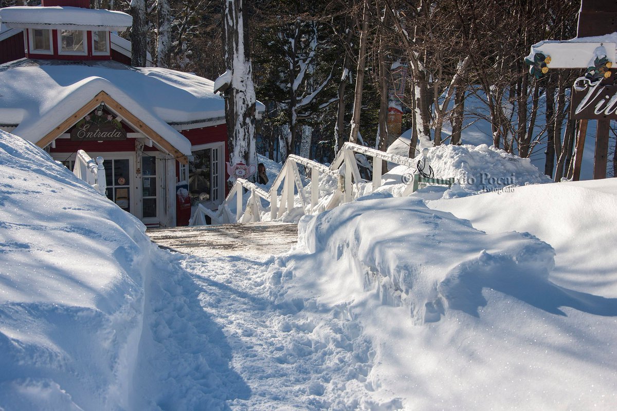 eduardopocai's tweet photo. La casa de te y restaurant de la montaña. Luego de una muy intensa nevada. Hubo que palear bastante para abrir camino, pero la belleza del lugar se agigantó.#UshuaiaFantástica https://t.co/XRicv5YBS8