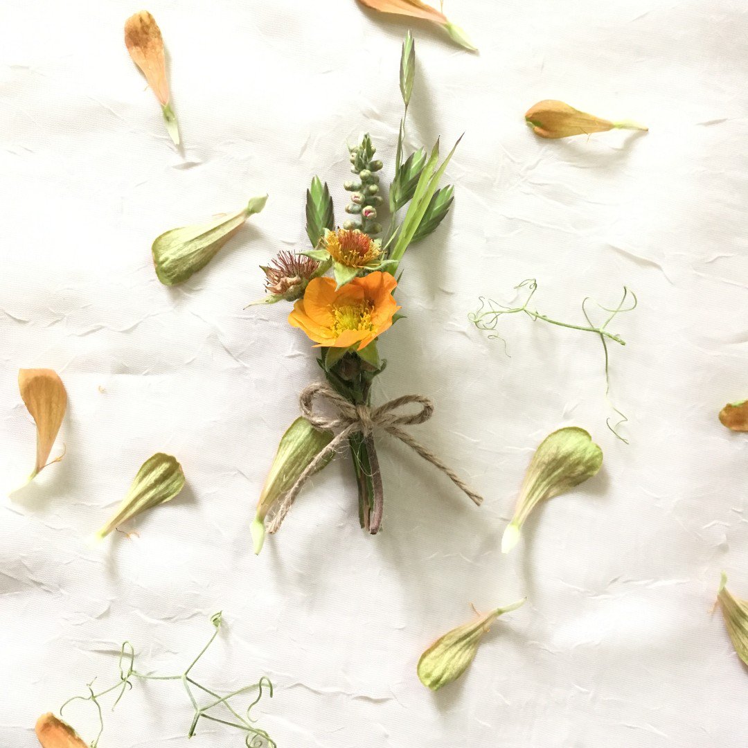 Don't mind me, I'm just making the cutest bouts and playing with photography things 😍
.
.
.
.
.
.
.
#boutonniere #bout #bouts #wedding #weddings #weddingflowers #seattleweddings #seattle #seattleflorist #slowflowers #localflowers #seasonalflowers #washingtongrown #grownnotflown