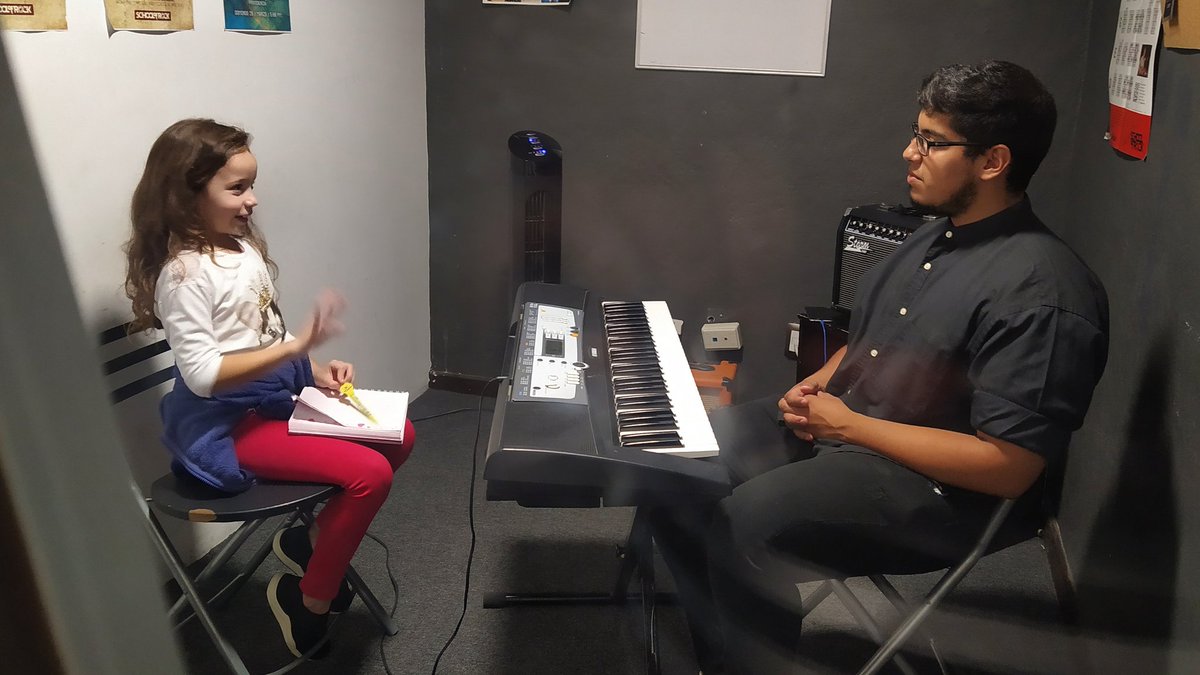 schoolofrockgdl's tweet photo. Hoy hay clase de canto con el buen Braulio 🎤🎶 ¿y a ti qué canción te gustaría aprender a cantar? ⚡ #schoolofrock https://t.co/fmz5RnCAIU