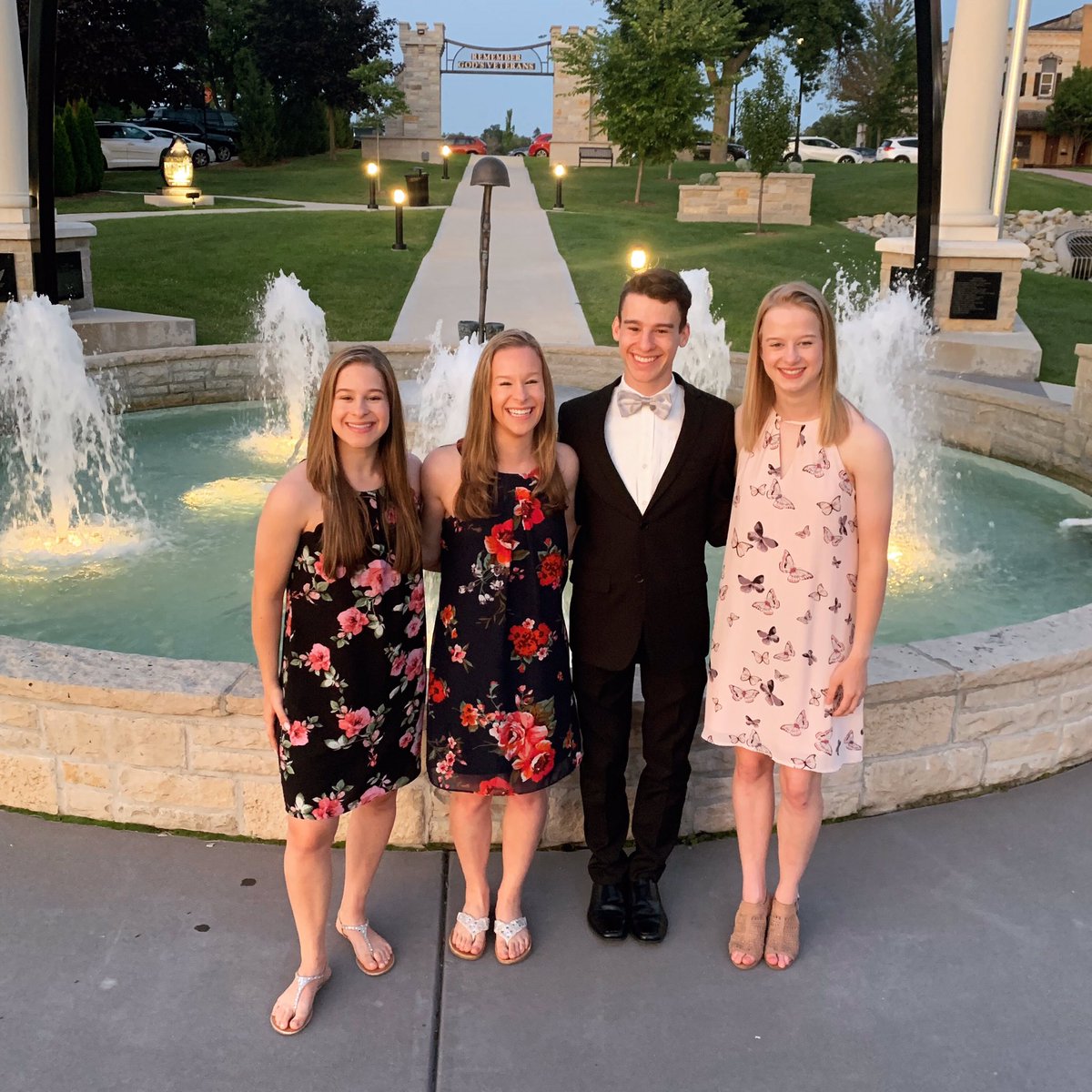 VintageMixMusic's tweet photo. Enjoying the last few days of summer performing our music at retirement homes!🎶☀️🍃 #vintagemixmusic #showtoday #performance #livemusic https://t.co/0fvwtlLVck
