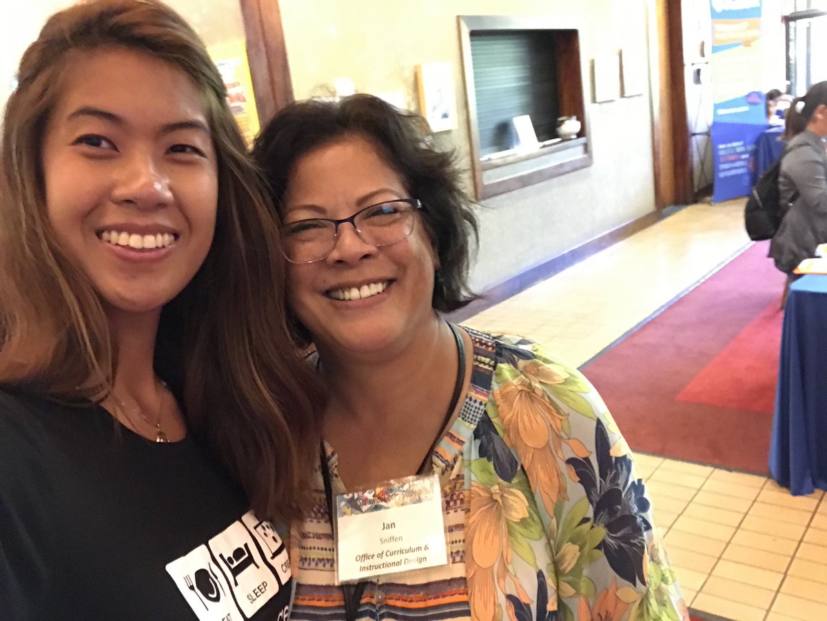 PebbleGoHQ's tweet photo. Selfies at the #BunceeBooth! @eda_gimenez is smiling ear to ear meeting all of these incredible educators. A day full of learning, growing and connecting at #808libcon19 ✏️📚📓 https://t.co/xyPsiVWTDG