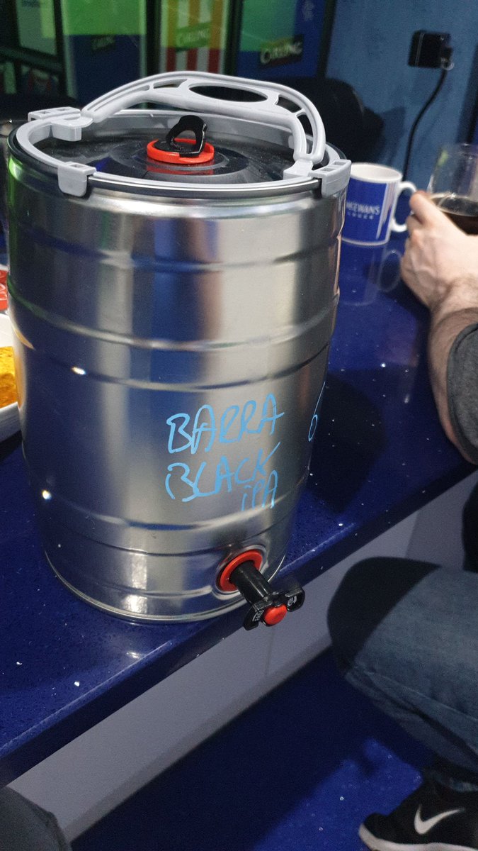 Ross_M_16's tweet photo. #rangers #gerrard #beer #Thursdaypints #bowie #bowieplaylist #longweekend #onemorebeer #morebowie #itsgettinglate #dayofftomorrowthough #soberforsunday #morebowie https://t.co/x7sDGMiARC