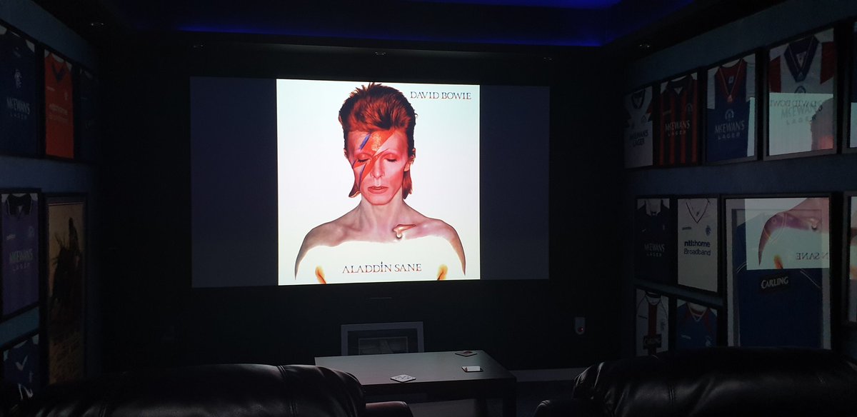 Ross_M_16's tweet photo. #rangers #gerrard #beer #Thursdaypints #bowie #bowieplaylist #longweekend #onemorebeer #morebowie #itsgettinglate #dayofftomorrowthough #soberforsunday #morebowie https://t.co/x7sDGMiARC