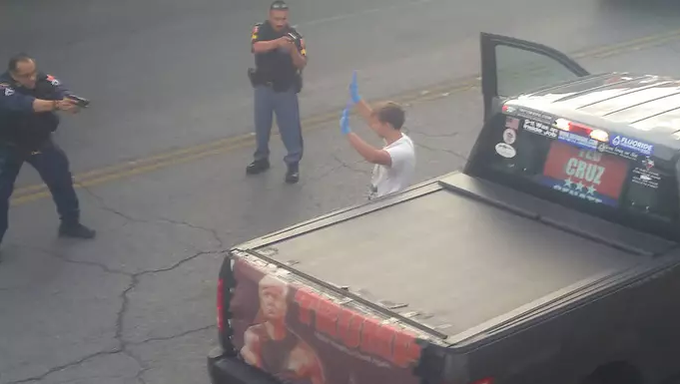 Heavily Armed Patriot Driving "Trump Truck" Detained Outside El Paso Migrant Shelter..  EBeAVisXUAAqA3t?format=png&name=small