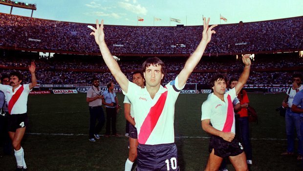 🔙 8/8/1971 ⚽️ A 48 años del debut del Beto 

En un partido ante Atlanta, iniciaba su camino en la Primera de River un 10 que se terminaría convirtiendo en uno de los máximos héroes de nuestra historia: Norberto Osvaldo Alonso 🔟🧡