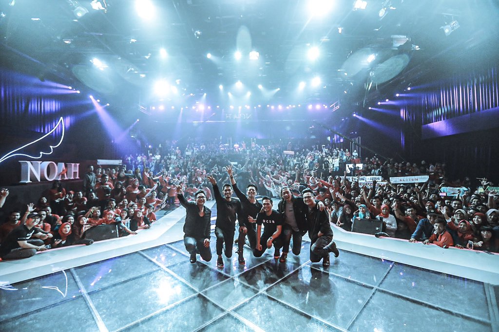 Terima kasih banyak Sahabat Noah dan seluruh pihak terkait atas keberlangsungan launching album kami yang kedua #KeterkaitanKeterikatan #NOAH2ndAlbum 

Photo by: <a href="/HafizhWeda/">weda</a>