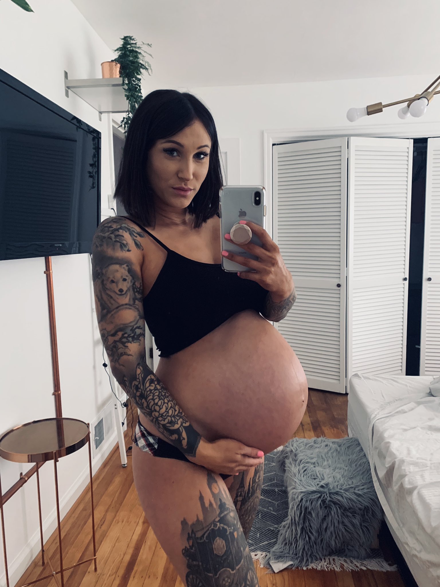 2 pic. My baby is due TOMORROW and I can’t believe we’ve made it here...so ready and impatiently waiting to hold him in my arms 😍 https://t.co/Gp2x2cUG92