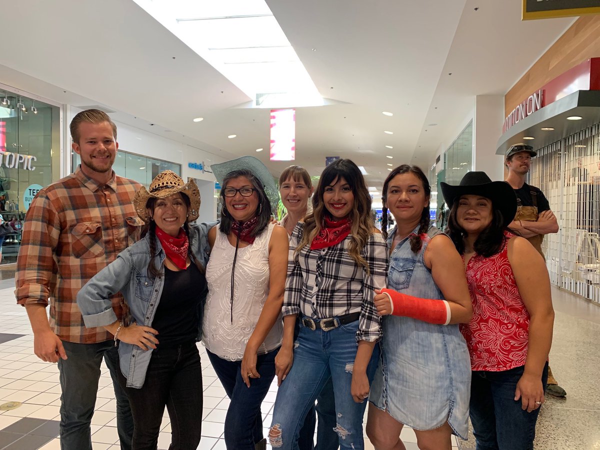 Bostonia at Parkway Plaza... Ready for flashmob 2019 #lobosvalientes #cajonvalley