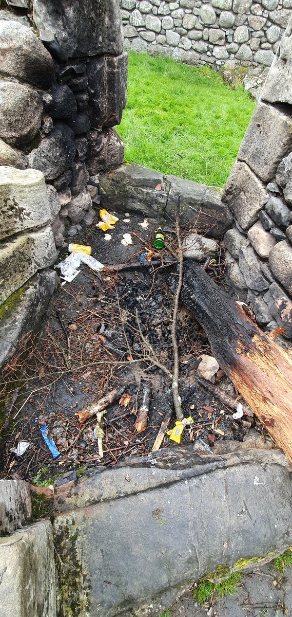 delroacho's tweet image. Loch Doon Castle Tuesday 6th August.  Daughter and I did litter pick to clear as much as we could.  #monumentmonitor