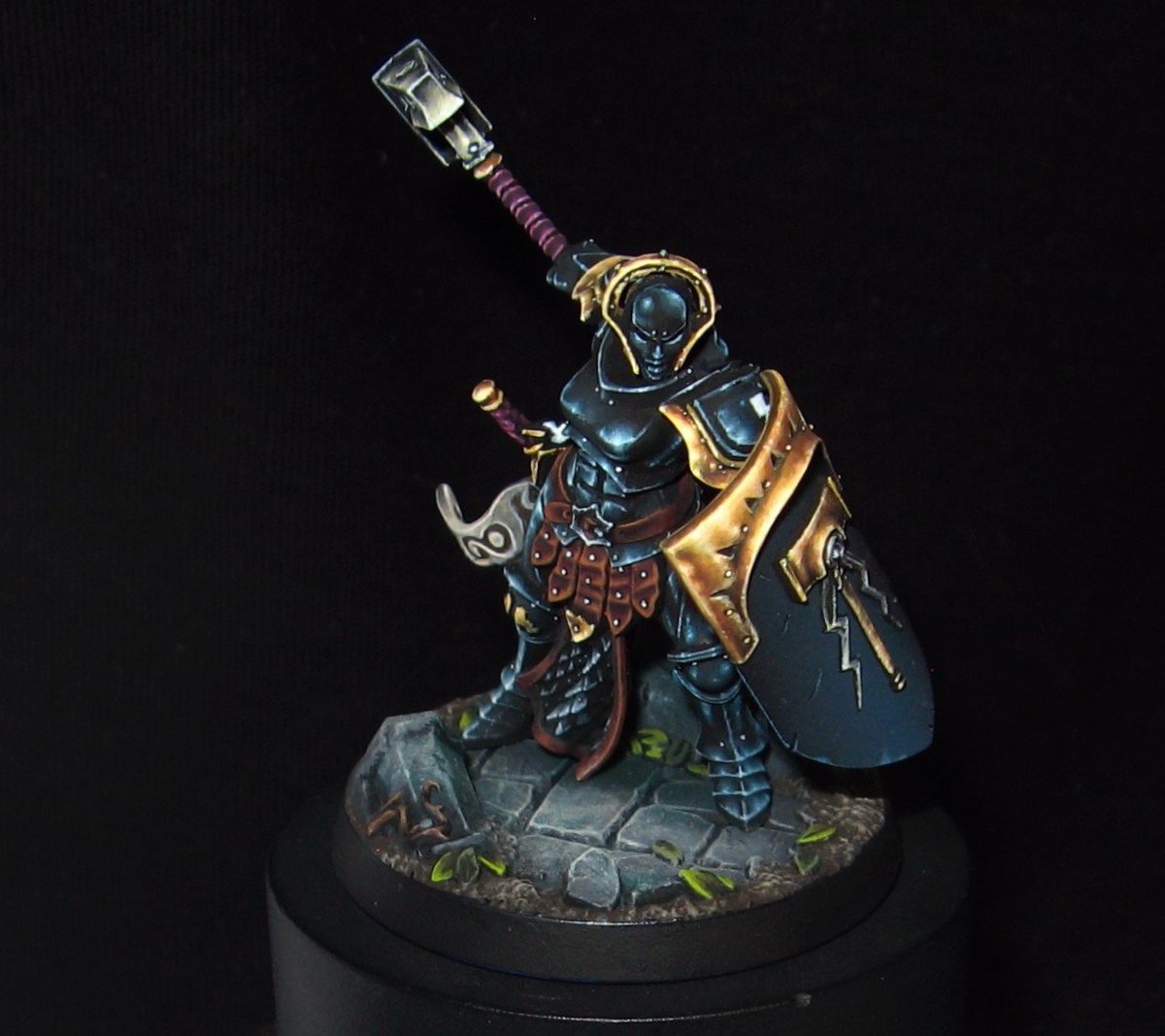 kpminis's tweet photo. Angharad Brightshield is finally finished. I hope you'll like her 🙂 The miniature is for sale! Please contact me via DM or kpisarski@gmail.com for details #warmongers #aos #shadespire #stormcasteternals #PaintingWarhammer https://t.co/N5Su5G2Txm