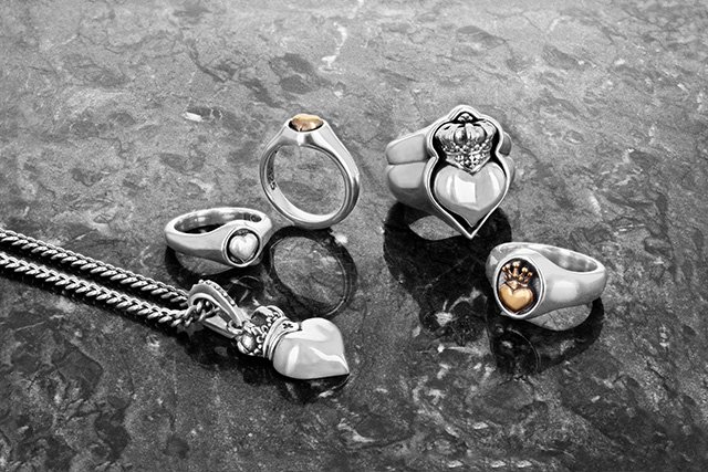 kingbabystudio's tweet photo. Who do you love? ❤️
•
https://t.co/cbZsfT0vKu
•
#KingBaby #NewClassicsCollection #NewClassics #madeintheusa #mensjewelry #womensjewelry #silverjewelry #heartjewelry #handcrafted #sterlingsilver #heartring #heartpendant #crownedheart https://t.co/A9rdYTWtcX