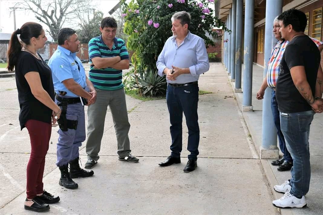 FantinNestor's tweet photo. Visité las Inst. EGB 1047 y EES 95 del Bo Ángel de la Guarda. Por instrucciones del Min. @danichorvat, con el fin de informarme s/las acciones de #SeguridadPreventiva implementadas, acudí con integrantes de #ForosVecinales. Charlamos c/ docentes y trabaj. policiales
@domingopeppo https://t.co/bi8SxTkLwO
