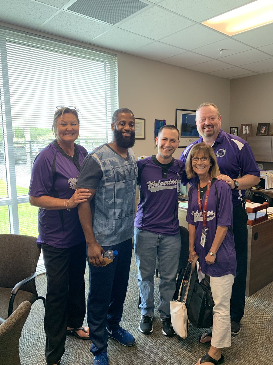 craft628's tweet photo. Scavenger hunt row 5 #teamTSMS #gametime #teamexceptional #wegotgame #purplepeopleeaters #hestheboss #menicureandpedicures https://t.co/QxY3PqitJf