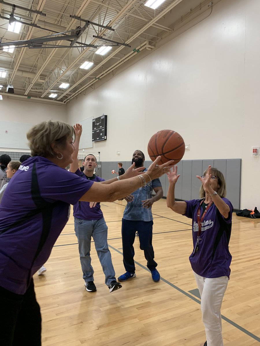 craft628's tweet photo. Scavenger hunt row 5 #teamTSMS #gametime #teamexceptional #wegotgame #purplepeopleeaters #hestheboss #menicureandpedicures https://t.co/QxY3PqitJf