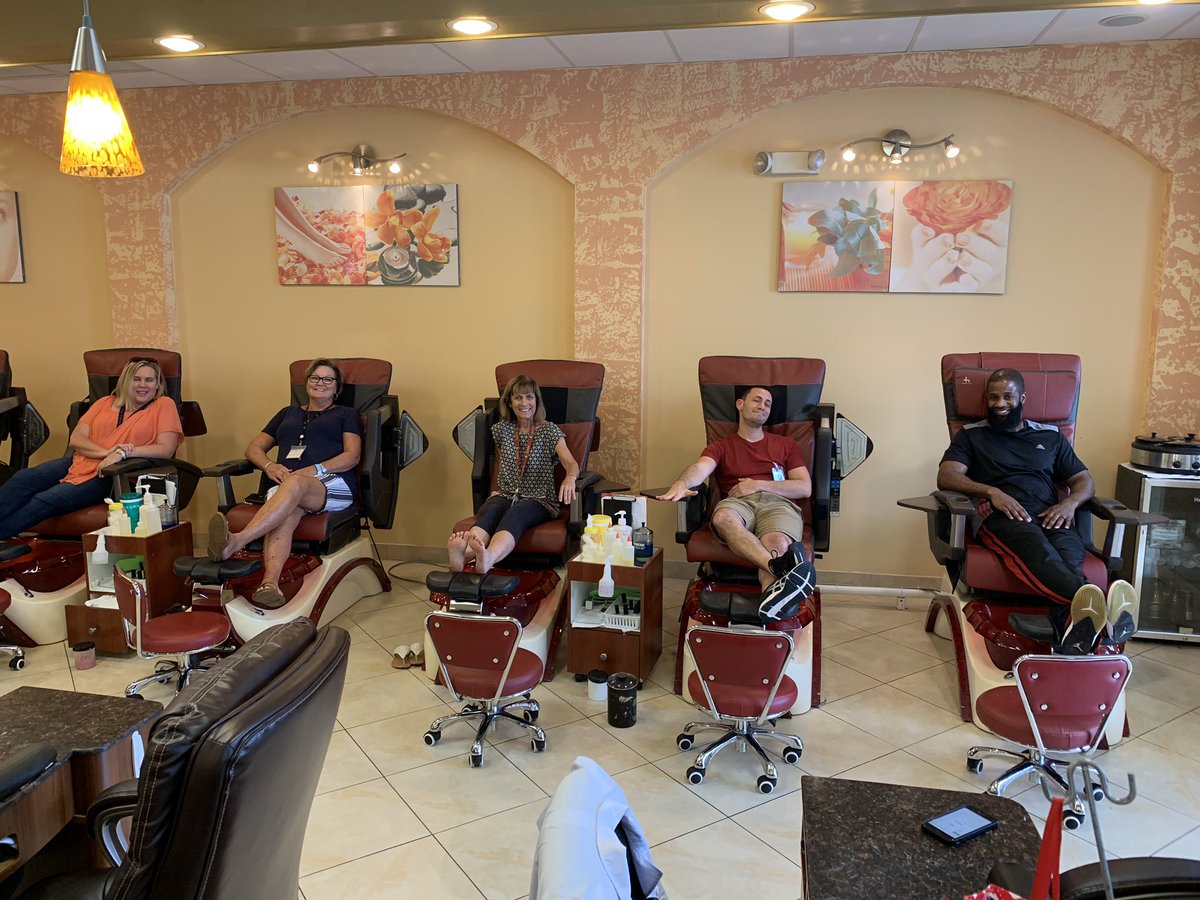 craft628's tweet photo. Scavenger hunt row 5 #teamTSMS #gametime #teamexceptional #wegotgame #purplepeopleeaters #hestheboss #menicureandpedicures https://t.co/QxY3PqitJf