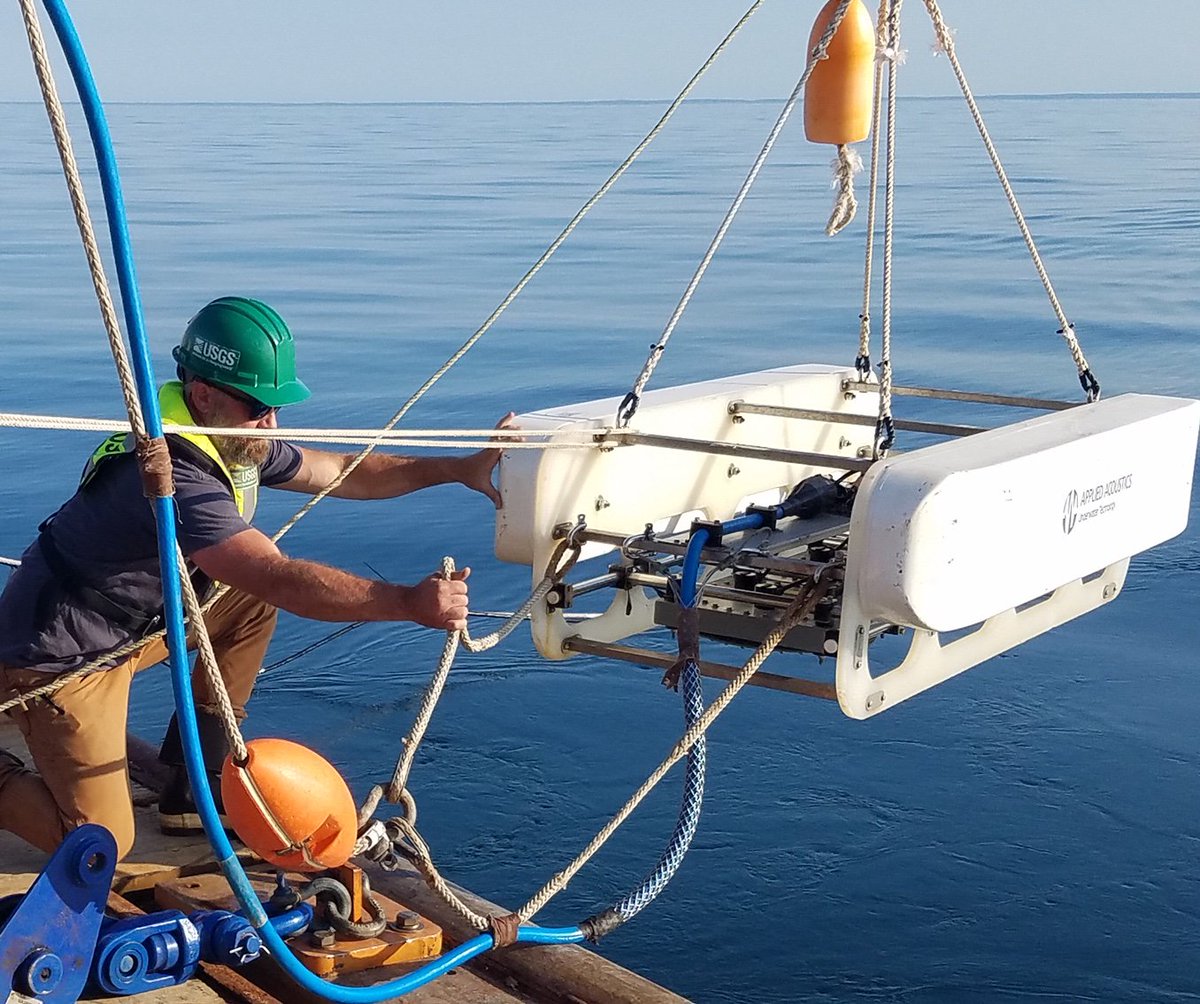 USGSCoastChange's tweet photo. #CapeCodBay2019 Doing #science on calm seas! #USGS researchers deploy the s-boom into #CapeCodBay! The s-boom will help them to collect ultra-high resolution quality data of the #seafloor.

#mapping #data #research #fieldwork #sciencecruise #CapeCod https://t.co/Or2Y9ZPPp5