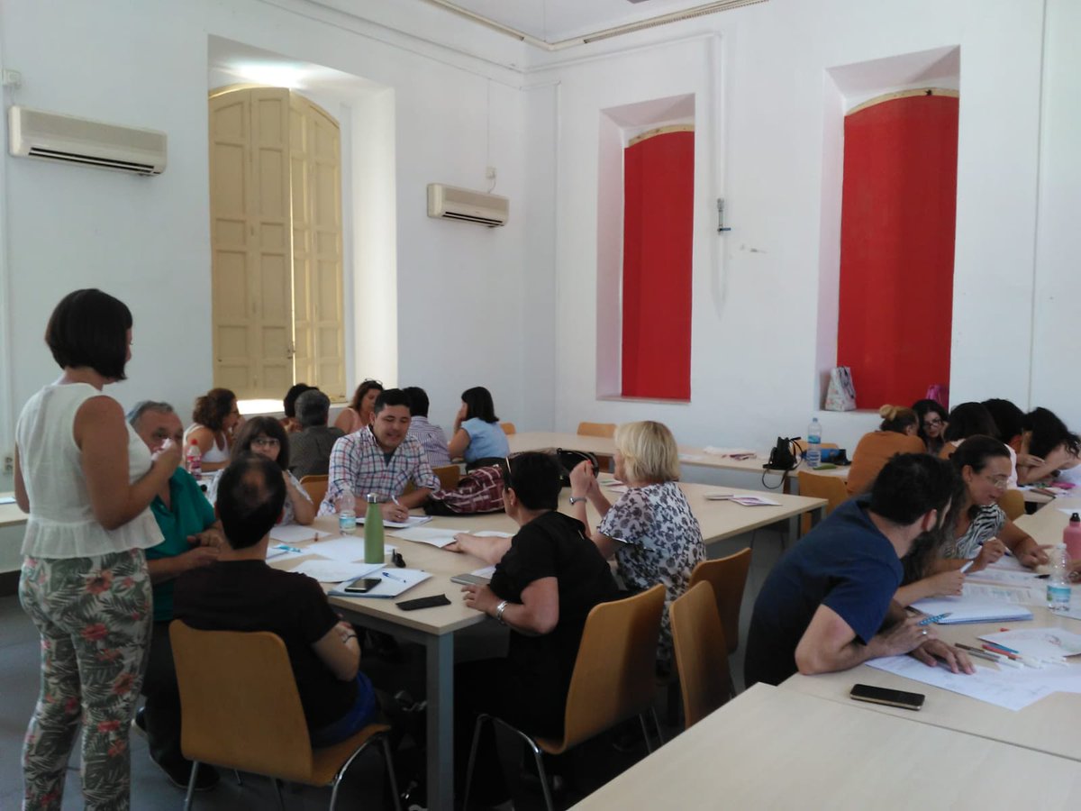 LMalaga2019's tweet photo. 📣Hoy tuvimos un taller en @latermicamlg con Agueda Ruiz López, consultora de selección de personal de @ConTalentoRRHH, quien a través de unas entretenidas dinámicas nos mostró procesos reales de selección de empresas 👩‍💼📈 #Compartir #Aprender #Colaboración definen este día 👏💞 https://t.co/GHtJz5Uczv