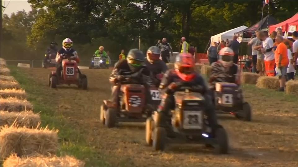 ট ইট র ヨーロッパ旅行 情報部 芝刈り機が爆走 英国で恒例の12時間耐久レース 8 8 ロイター 英ウェストサセックス州で毎年開催される 芝刈り機の12時間耐久レースに 今年は48のチームが参加した 芝刈り機はどれも 草を蹴散らしながらサーキットを
