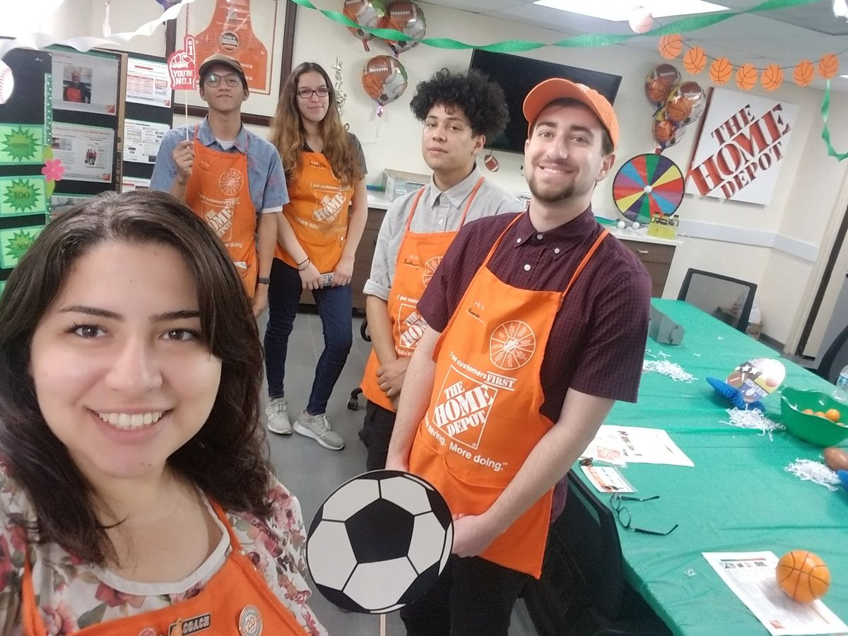 christine_esmat's tweet image. Our new hires are having fun learning about our services 
#OneTeamOneDream #SAWevent ⚽️🥅 @kim_ramirez29 @AbrahamTHD