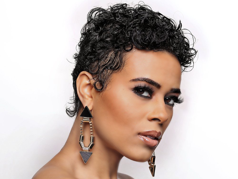 GrittySoul's tweet photo. Singing to these beauties: 🎶 My father said, "come on home", my doctor said, "take it easy", oh but my love is much too strong. I'm addicted to these chain, chain chain, chain of fools!! 🎶  #AccessoryObsession #GrittySoul #VinylEarrings #Jewelry 
👂🏾 Chain of Fool Earrings https://t.co/KRgLAsFuwB