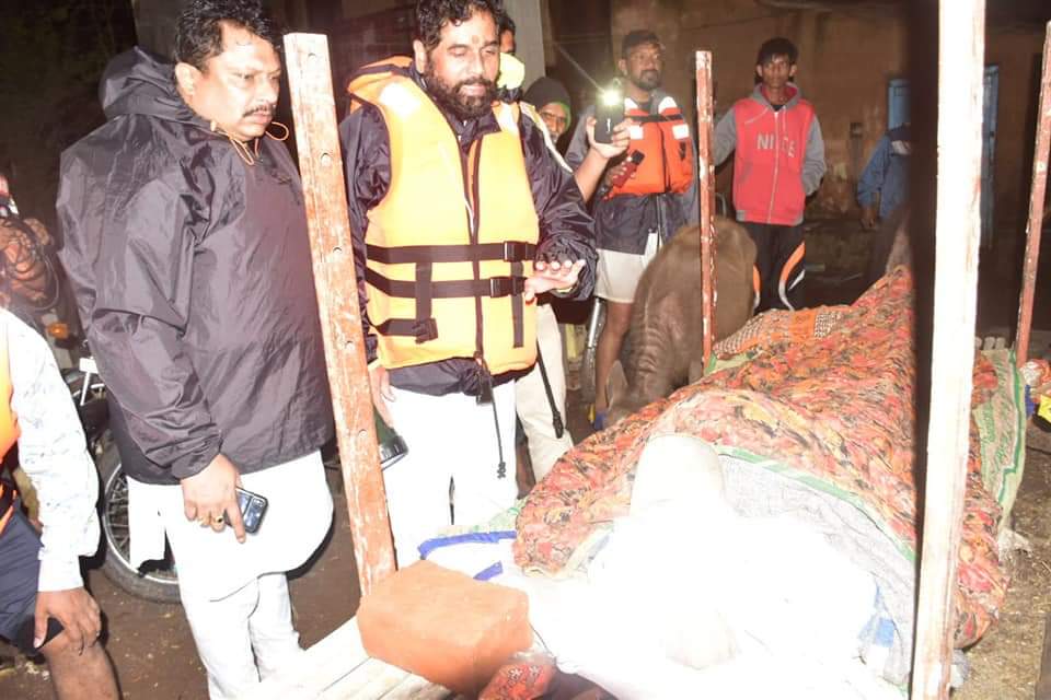SamGaykar's tweet photo. #ऑपरेशन_कोल्हापूर #OperationKolhapur
महानायक @mieknathshinde
"#कोल्हापूर जिल्ह्यातील #करवीर तालुक्यातील #आंबेवाडी या गावामध्ये अतिवृष्टीमुळे पूरपरिस्थिती निर्माण झाली आहे.सदर गावामध्ये बोटीतून पोहोचत तेथील नागरिकांशी चर्चा करून संपूर्ण परिस्थितीचा आढावा घेतला.
#maharashtrafloods https://t.co/JaggK9SL15