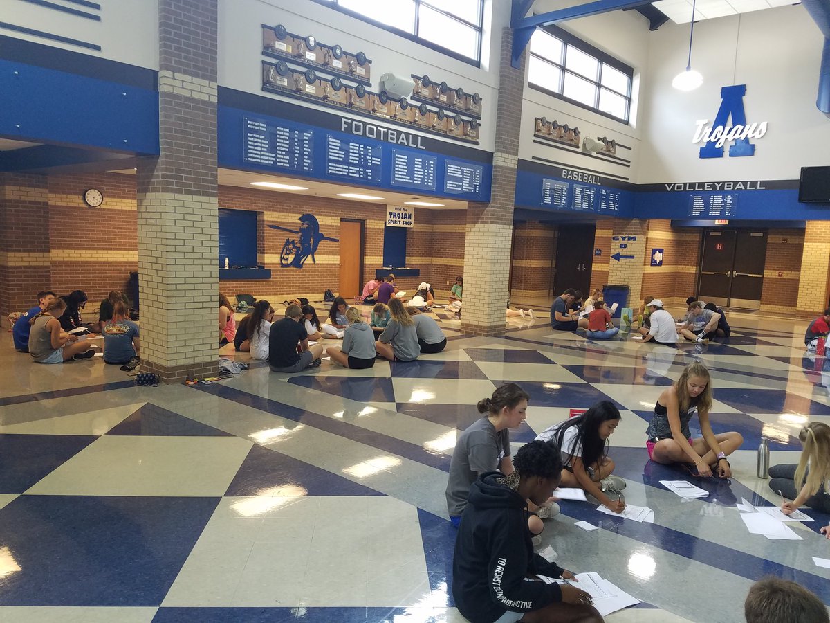 GeometryIn's tweet photo. Link leader training today, what an awesome group of juniors and seniors to work with! #ahstrojanfam https://t.co/OcPLMdou4k