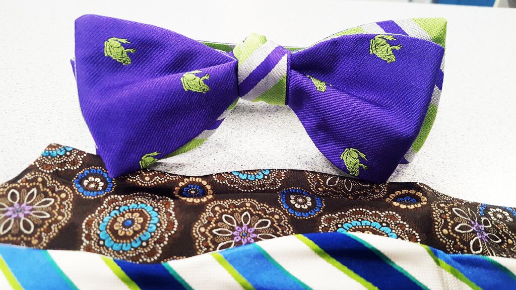 BlueJacketInc's tweet image. Only at our Coldwater Crossing location: Buy our reversible bow ties by designer Edward Armah Inc. Retail: $105 - OUR PRICE: $25 👀 and Italo Ferretti pocket squares made from the finest silk. Retail: $95 - OUR PRICE $15! 🤵 We make thrift look good! Get them while they last!