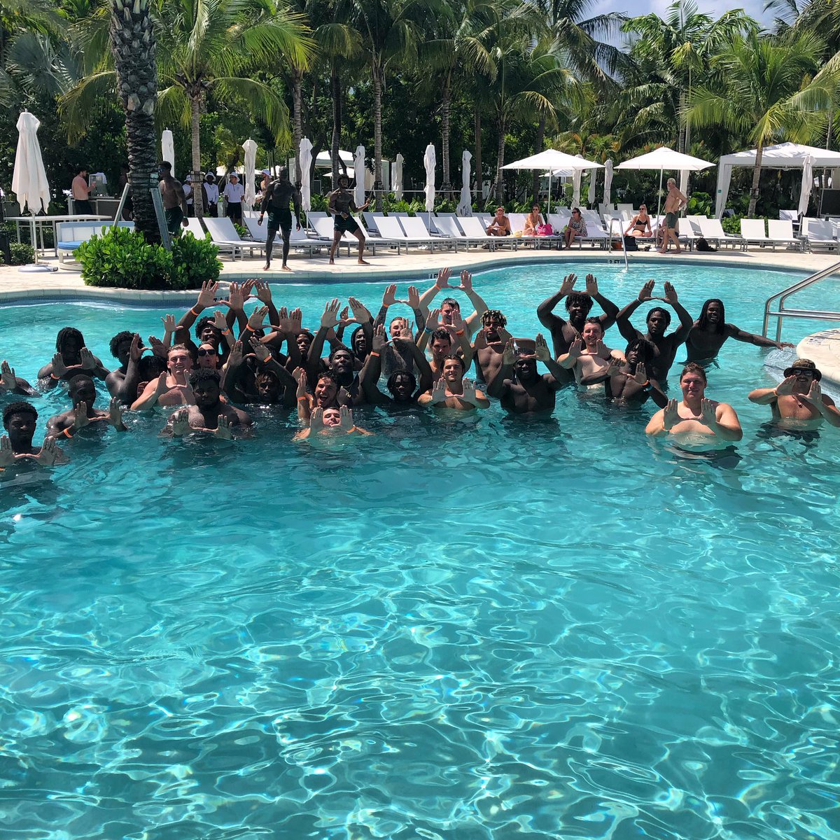 Coach_MannyDiaz's tweet photo. #TNM 🙌🏽😎🏖☀️ https://t.co/RPCV5r7WtY
