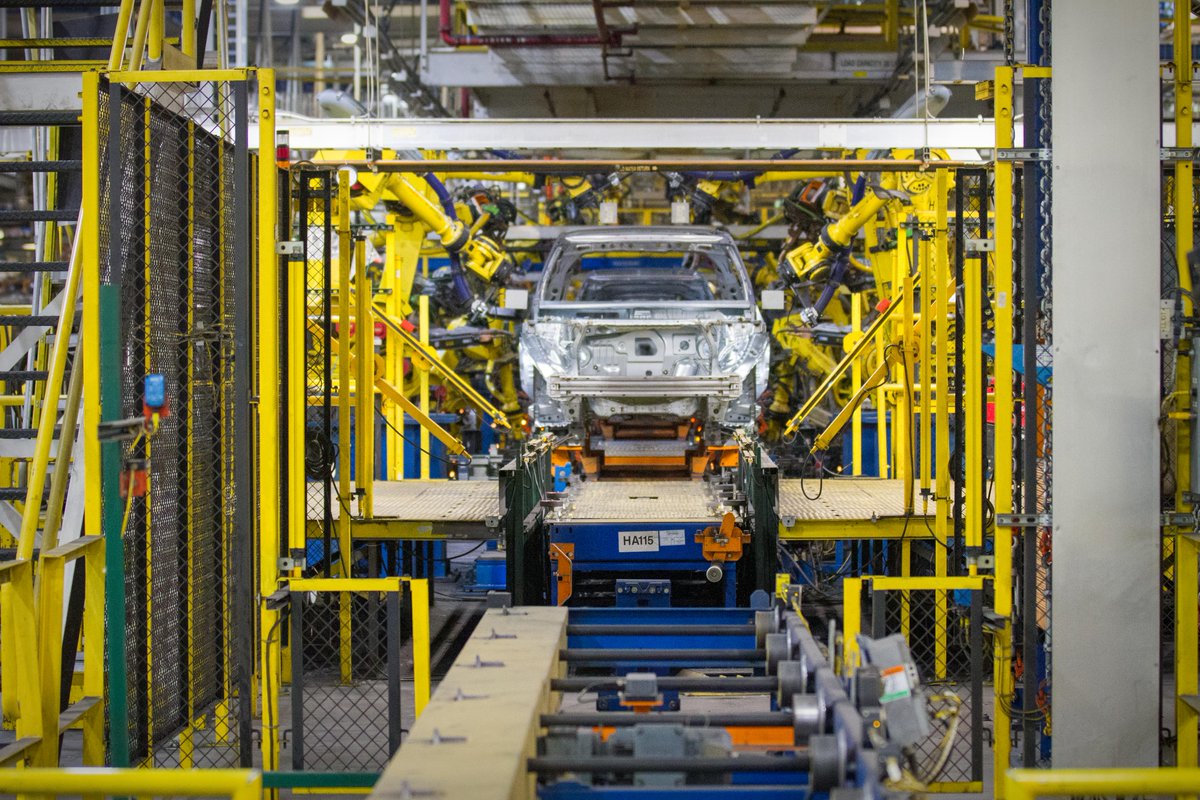 MFG_GM's tweet photo. #DYK: The #GMLansing plant has built over 2 million crossovers, including the @chevrolet #Traverse and @Buick #Enclave. https://t.co/0i9OQ3Zwp0