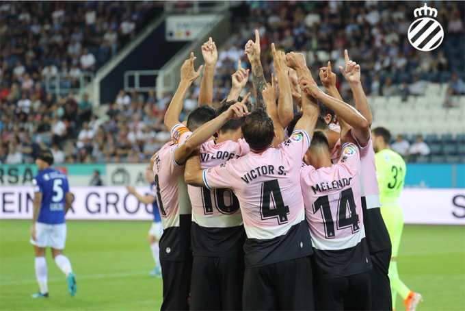 Los jugadores del Espanyol señalan al cielo por Dani Jarque (Foto: RCDE).