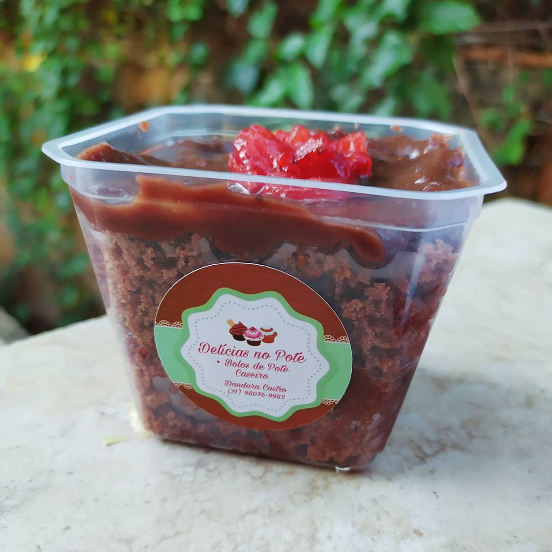 _dandaracastro's tweet photo. Hoje lançamos um novo sabor, morango com chocolate, massa de chocolate, recheio de brigadeiro com pedaços de morango e geleia de morango caseira 🤤🍰🍫🍓 #bolodepote #bolodepoterj #bolodechocolate #bolodemorango #deliciasnopote #deliciasdadandara https://t.co/o6Sw7PvpEg