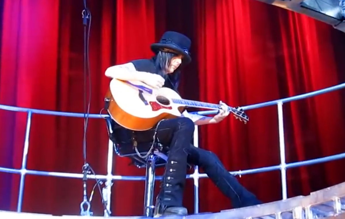Ziiggyziig's tweet photo. ♥️ #Acoustic 
🖤 #MickMars 
🎩 #Pimp
👽 #AlienGod https://t.co/TD9lFjpsHX
