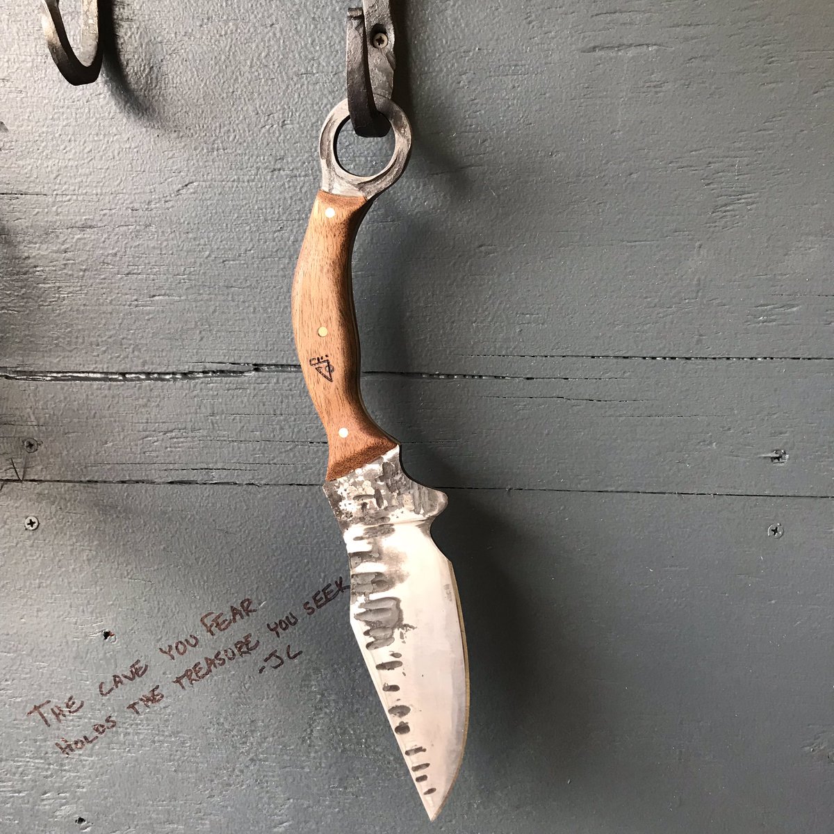 joshuameyerart's tweet photo. Throwback Thursday to this bad boy. 15” hand forged knife that I made out of a section of well rod.
.
.
.
#joshuameyerart #handforgedknife #forgedknives #forged #bladesmith #flagstaffbladesmith #flagstaffblacksmith #blacksmith #flagstaffartist #knives #blacksmithingclasses https://t.co/R4REPvbw5v