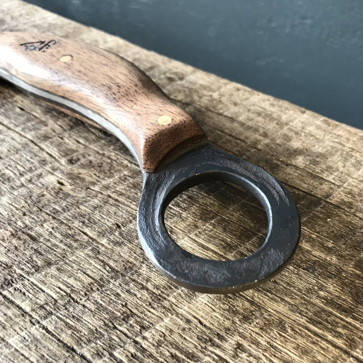 joshuameyerart's tweet photo. Throwback Thursday to this bad boy. 15” hand forged knife that I made out of a section of well rod.
.
.
.
#joshuameyerart #handforgedknife #forgedknives #forged #bladesmith #flagstaffbladesmith #flagstaffblacksmith #blacksmith #flagstaffartist #knives #blacksmithingclasses https://t.co/R4REPvbw5v