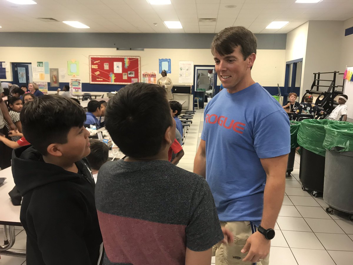Peacelove1st's tweet photo. In the lunchroom today, our students and staff members exemplified: GROW.LEAD.EXCEL. 💛🏰💙 #growleadexcel #gcss1920 #weteachglynn #acttoimpact #weloveourkids #ourkidsloveus @GlyndaleElemen1 @Mjswiger https://t.co/Qf002441dJ