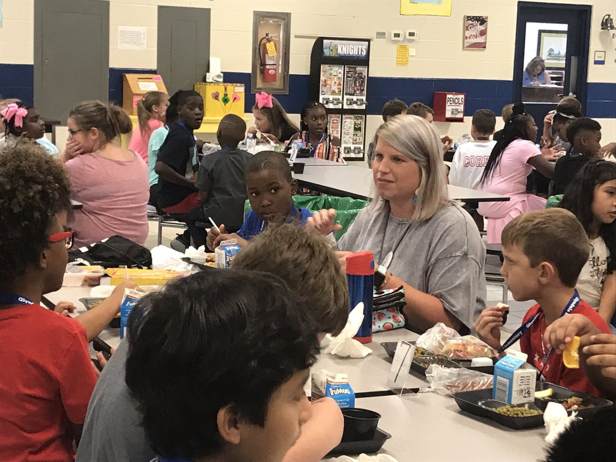 Peacelove1st's tweet photo. In the lunchroom today, our students and staff members exemplified: GROW.LEAD.EXCEL. 💛🏰💙 #growleadexcel #gcss1920 #weteachglynn #acttoimpact #weloveourkids #ourkidsloveus @GlyndaleElemen1 @Mjswiger https://t.co/Qf002441dJ