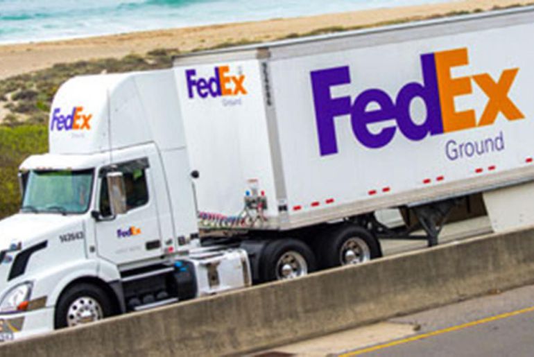 DCDigital4's tweet photo. #FedEx stoppe son contrat de livraisons Express. L'entreprise américaine spécialisée dans la #livraison à l’international a décidé de ne pas renouveler son contrat avec #Amazon. https://t.co/wAsQRDIpMg @Siecledigital https://t.co/OQBNZebYfk