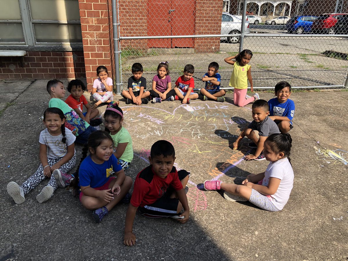 _ACLAMO_'s tweet photo. Our wonderful first graders are enjoying a beautiful break outside drawing, relaxing and just having fun in summer 😎 #ACLAMOSummerProgram #ACLAMOSTEAM #summerlearning https://t.co/iyrwndERu3