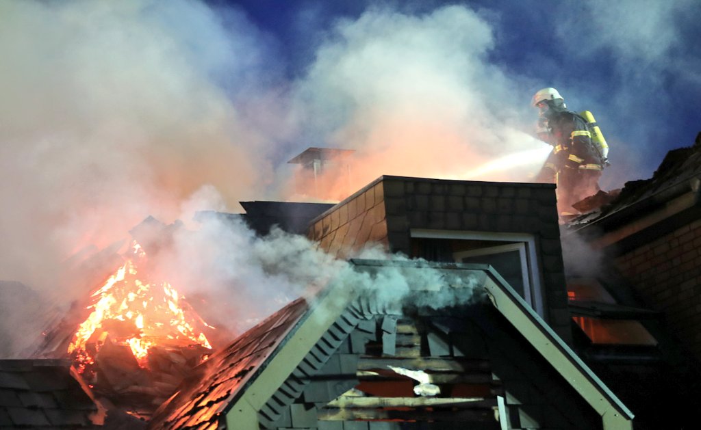 Thomas_BILDde's tweet photo. AKTUELL
#Hamburg - Großbrand Altersheim: Feuerwehrmann kämpft sich auf dem brennenden Dach voran! #Eidelstedt #Feuerheld https://t.co/qx7Cg9T2Qg