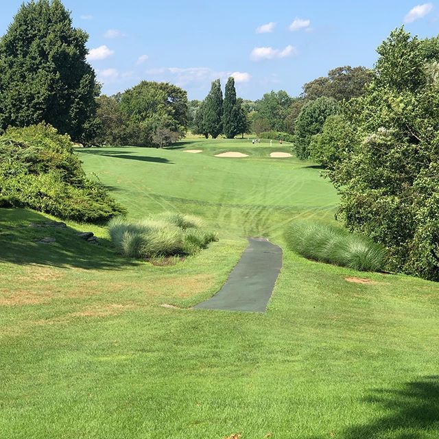 jimmydins's tweet photo. My Seth Raynor designed office this afternoon. https://t.co/aUALIRm3nk https://t.co/rVG5JOXzxj