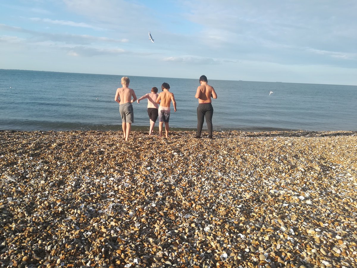 leahkerri2's tweet photo. Summer is for chip dinners on the beach and friends right ❤️😁❤️😁❤️ #tweenparenting #summerholidays https://t.co/fbVlLM1pep
