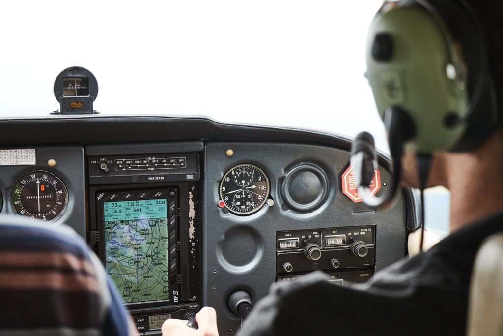 VRFlightWorld's tweet photo. When flying your flight sim, try making some radio calls! This really adds the realism into your sim. One of the best places I have found to do this is @pilotedgeATC, so take a look https://t.co/hhuuzrAVyS. #flightsim #flighttraining #fsx #xplane11 #VRflight https://t.co/iTZzYukCu4